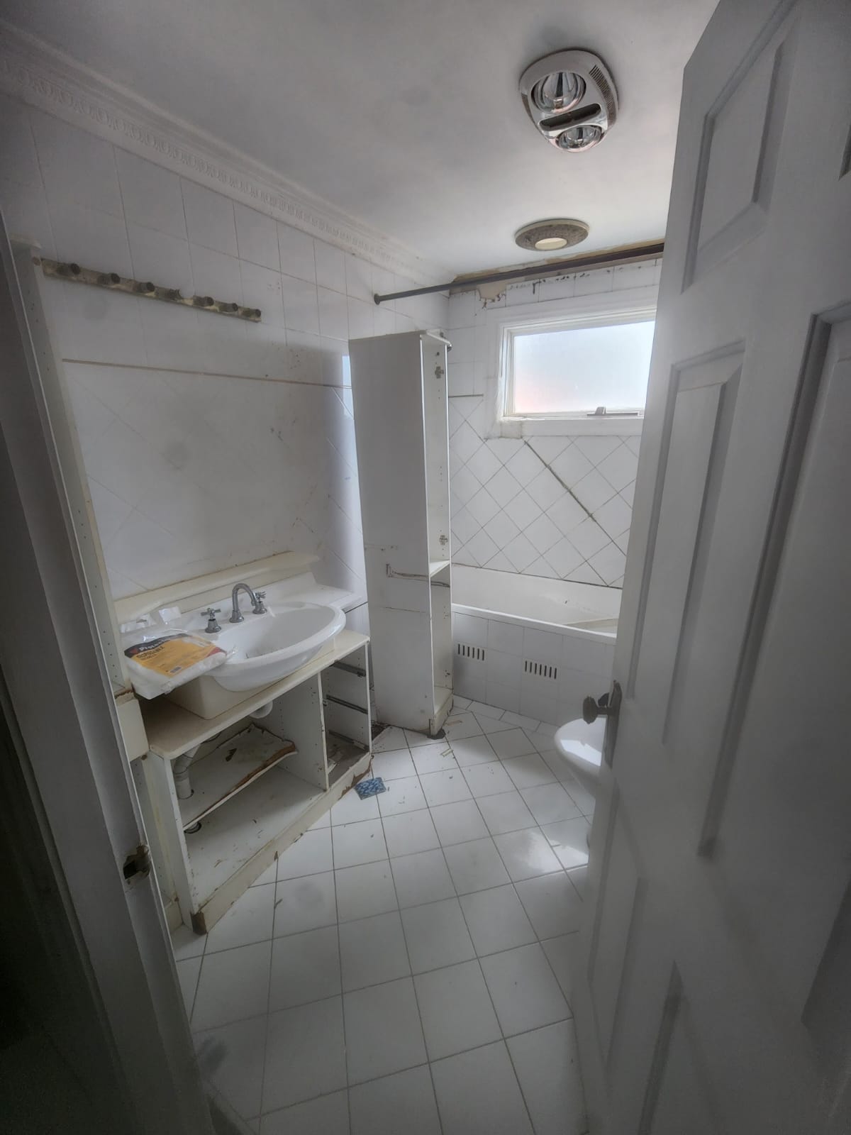 Bronte Bathroom Renovation (Before Photo)
